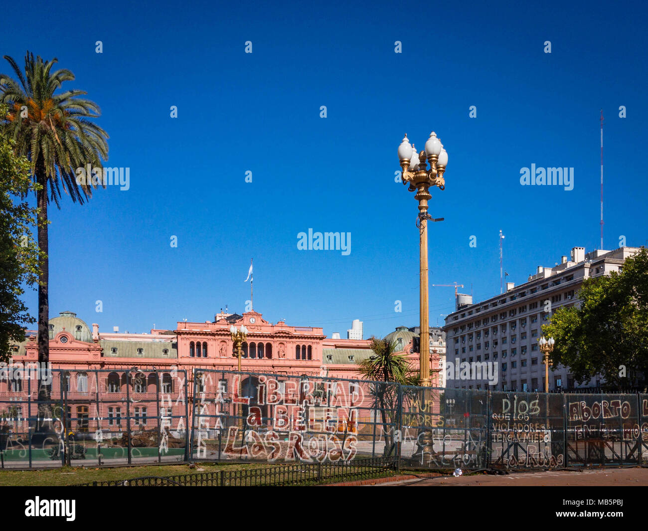 La suite des manifestations nationales sur la Plaza de Mayo, couvrant la Casa Rosada (Palais présidentiel), et le Monumento al General Manuel Belgrano, dans Banque D'Images