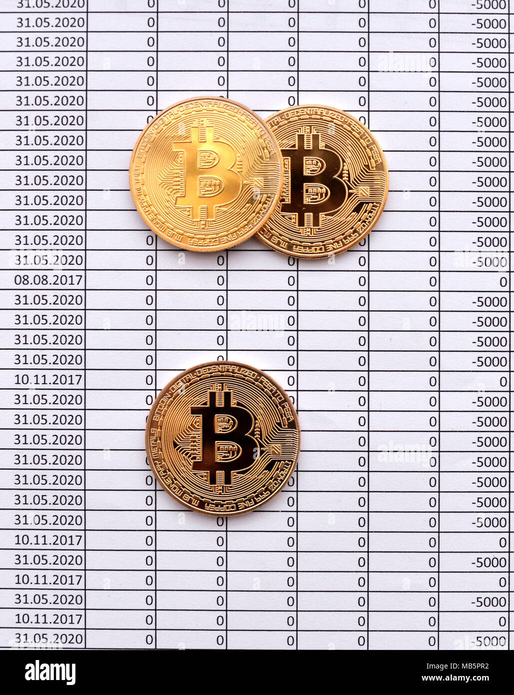 Bitcoin Pièces d'or sur fond blanc avec chiffres. Prix du concept bitcoin, le nombre de zéro Banque D'Images