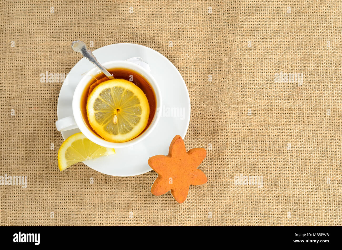 Une tasse de thé au citron et une étoile sur fond de toile cookies.L'espace Banque D'Images