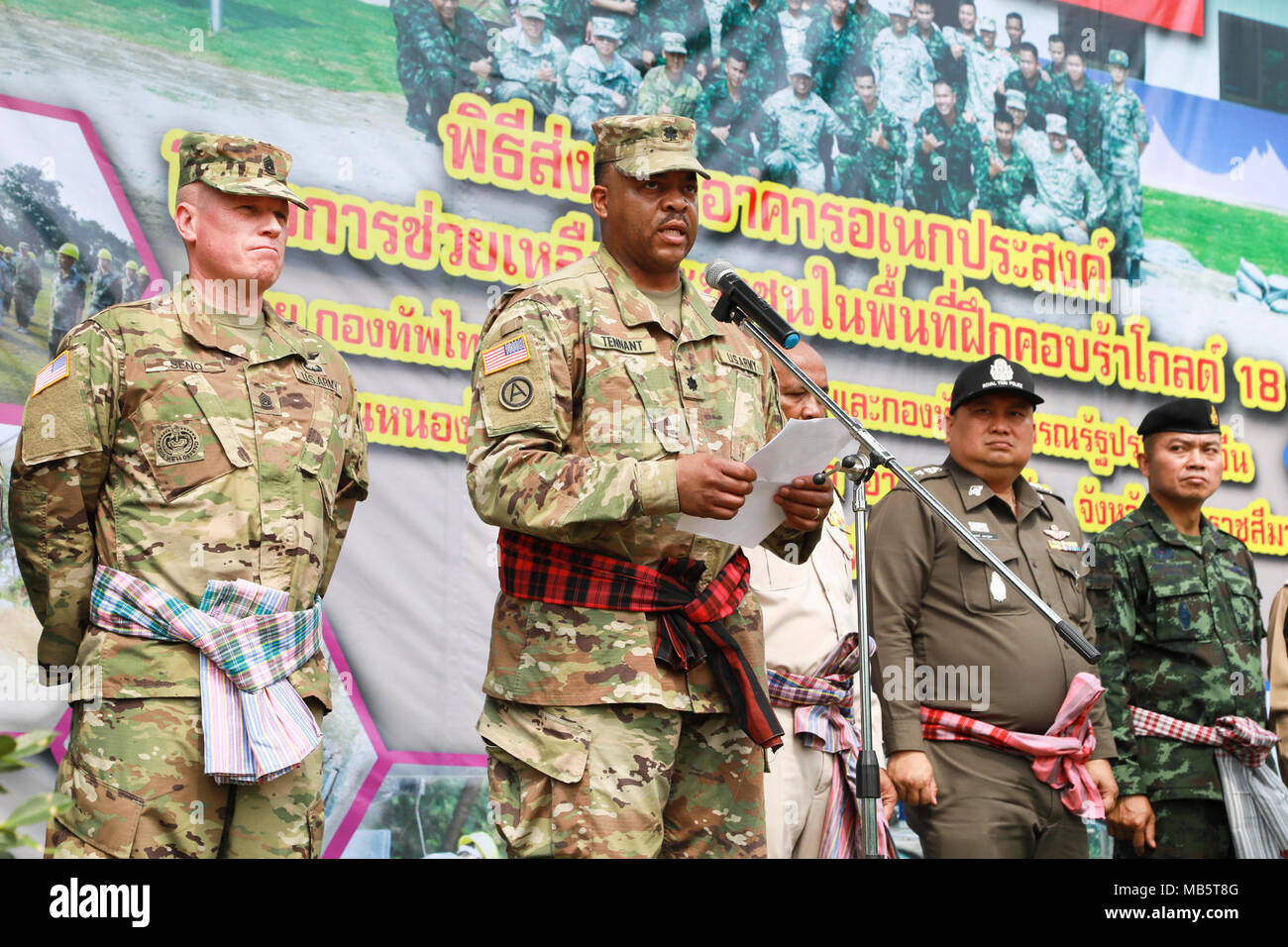 Le Lieutenant-colonel de l'armée américaine Henry L. Tennant, commandant de la 411e bataillon du génie, prend la parole lors d'une cérémonie le 22 février 2018 à Korat, Royaume de Thaïlande. Au cours de la cérémonie, un nouveau bâtiment polyvalent, a été officiellement ouvert ses portes à Nongphipadungkitwittaya l'école. Le bâtiment a été construit par l'Armée royale thaïlandaise des soldats du 3e bataillon du génie, 3e Division d'infanterie, les soldats de l'Armée américaine à partir de la 411e bataillon du génie, 9e commande de soutien de mission, et les soldats de l'Armée populaire de libération chinoise à partir de la 74e armée du groupe, au cours de l'effort d'Or 2018 Cobra. Gold Cobra 18 maintient une consis Banque D'Images