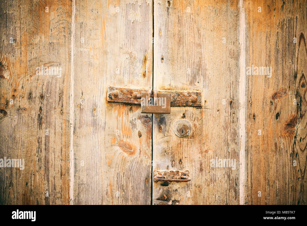 Porte verrouillée. Le cadenas fermé old rusty une porte en bois, vue rapprochée Banque D'Images