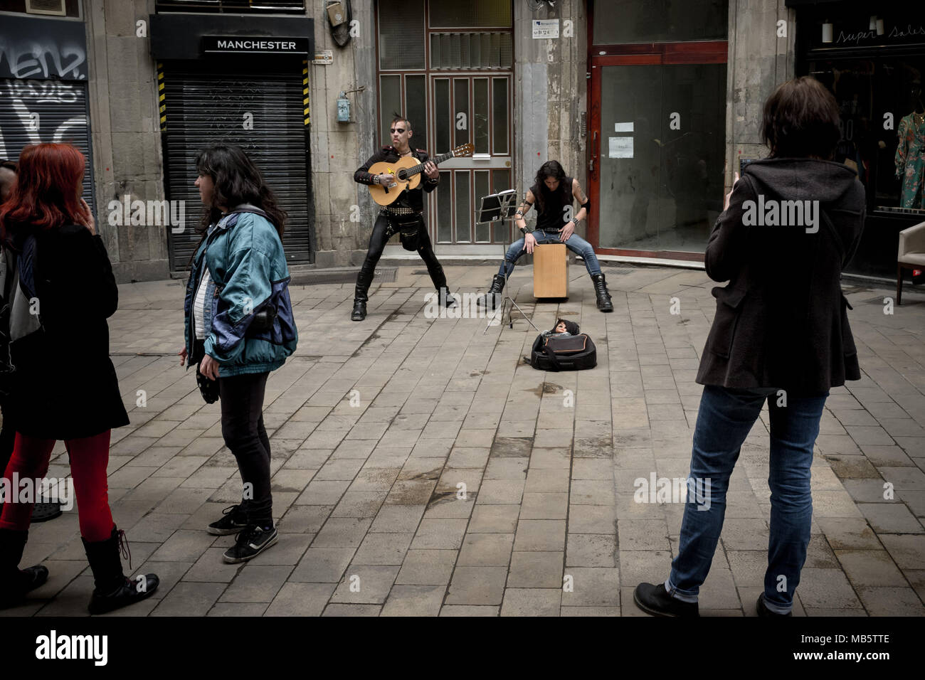 La musique punk street band Carne de Satan dans le quartier gothique de Barcelone Banque D'Images