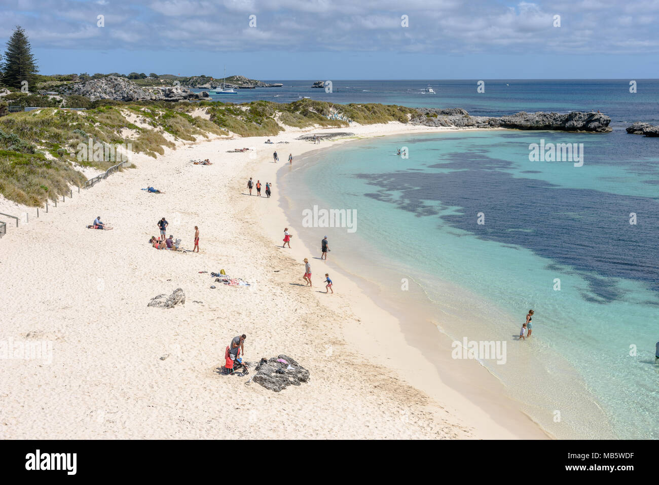 Les personnes fréquentant les plages à Pinky Beach sur l'île Rottnest Banque D'Images