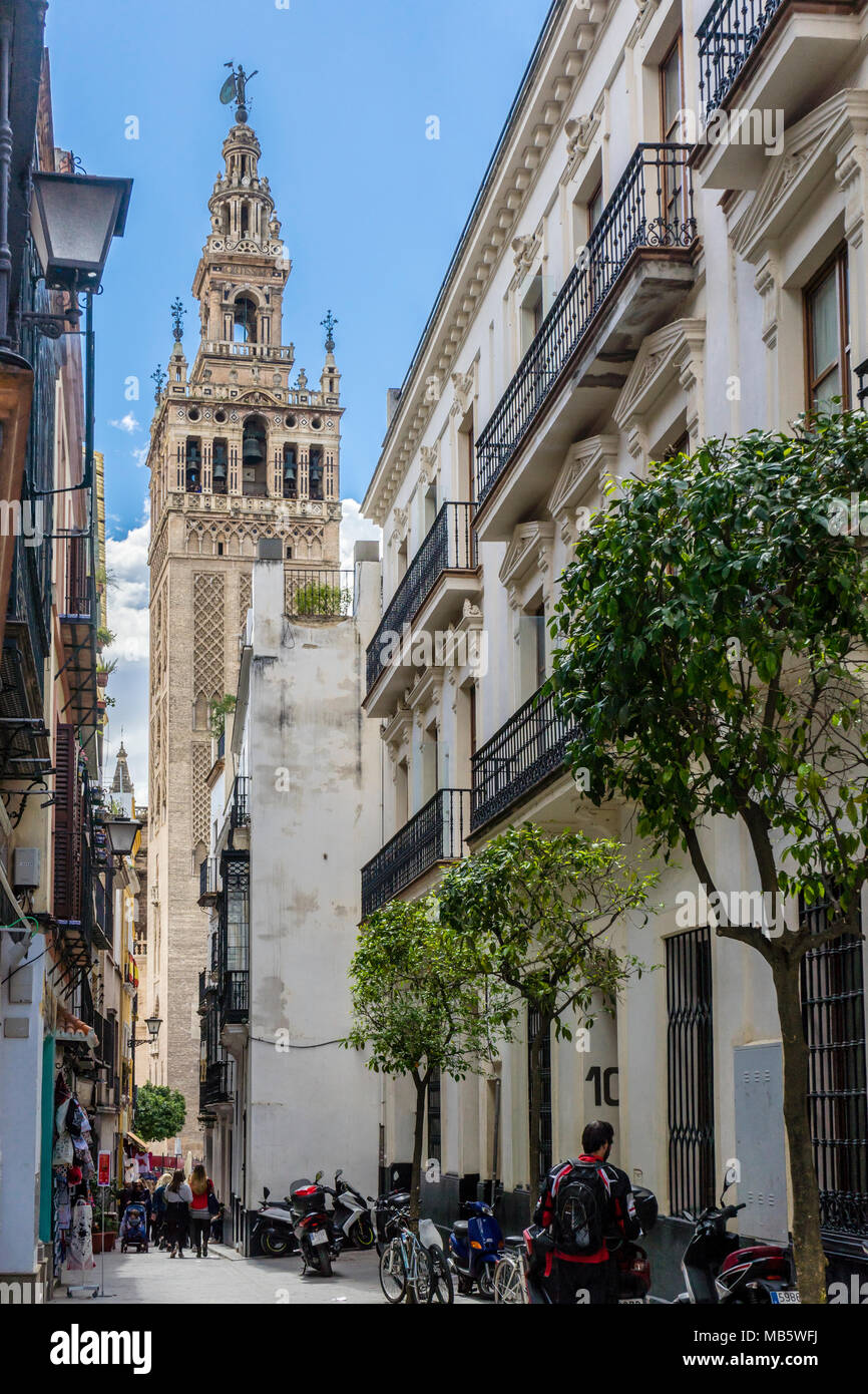 Vue à travers les ruelles anciennes de la Giralda dans la vieille ville dans la ville espagnole de Séville, Andalousie, Espagne 2018 Banque D'Images