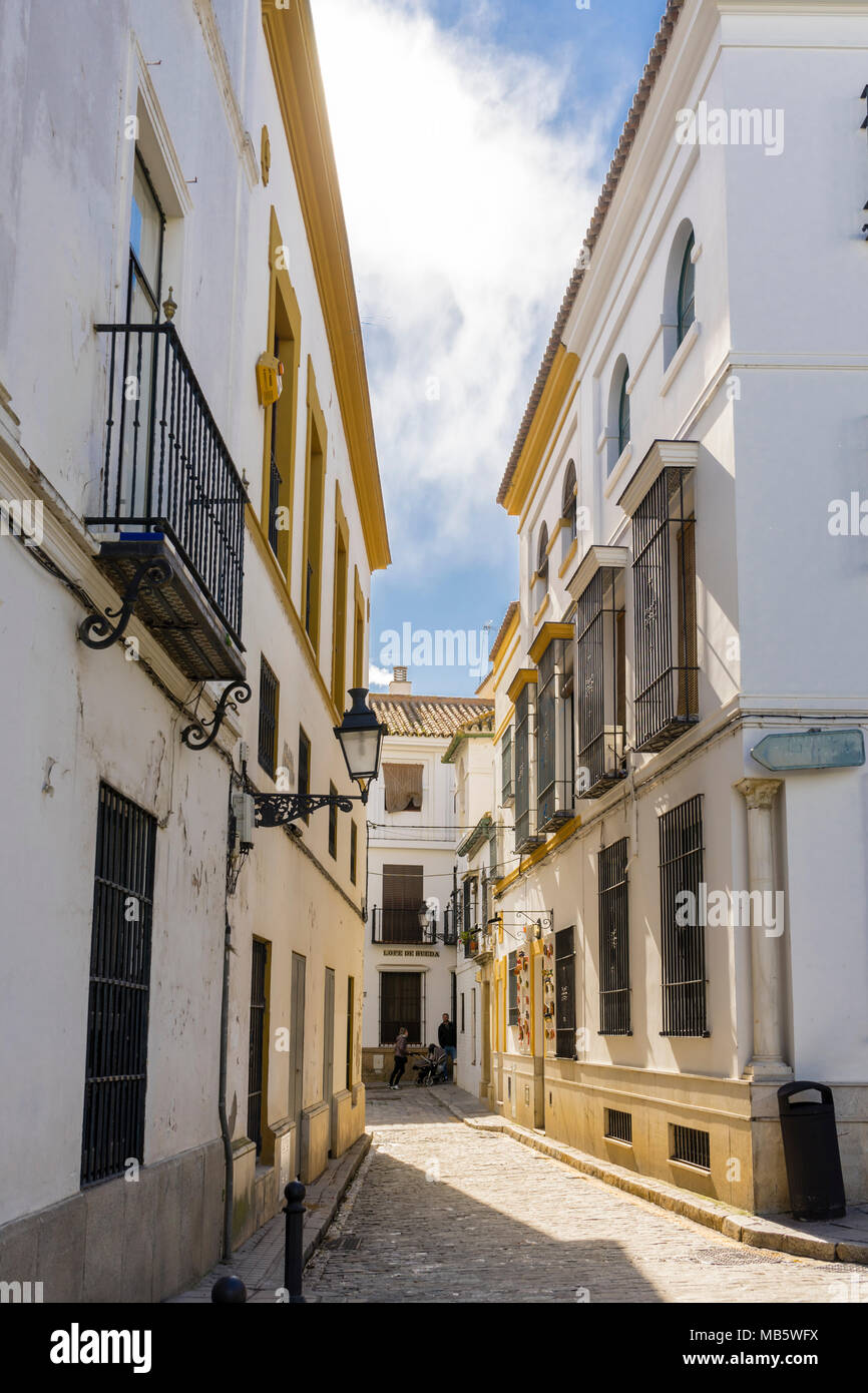 Rue étroite avec des bâtiments blancs typiques menant à la Plaza Alfaro dans le quartier de Santa Cruz de la ville espagnole de Séville en 2018, l'Andalousie, Espagne Banque D'Images