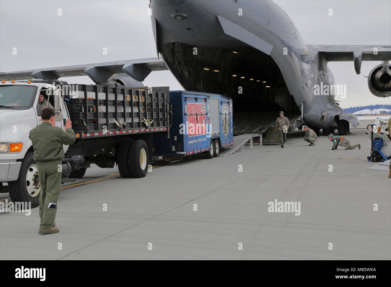 U.S. Air Force C-17 Globemaster III d'arrimeurs, affecté à la 249e Escadron de transport aérien, de l'Alaska Air National Guard, poser une GSA F350 camion dans la soute de l'aéronef en vue de l'exercice Arctic Eagle à Fairchild Air Force Base, Washington, 20 février 2018. Eagle 18 de l'Arctique de l'Alaska est un exercice basé sur la participation, les agences et conçu pour fournir aux participants la possibilité de mener des opérations prolongées dans des conditions arctiques et test intervention chimique, biologique, radiologique et nucléaire missions. Banque D'Images