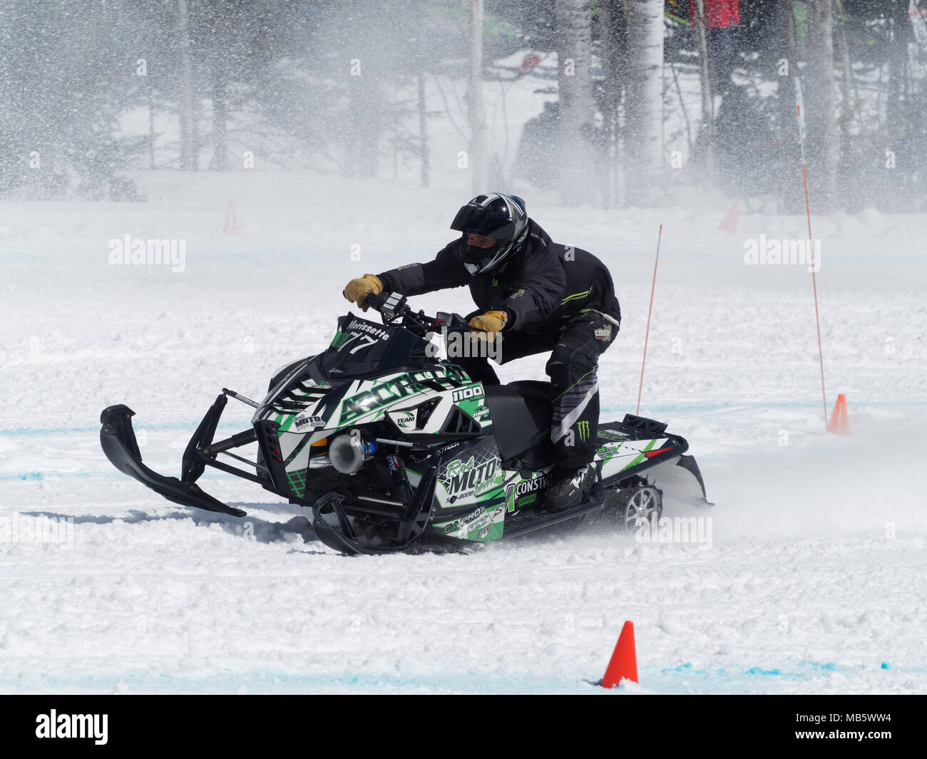 Québec, Canada 07/04/2018 Course de côte de motoneige organisée sur les pentes de ski Val Saint-Côme Banque D'Images