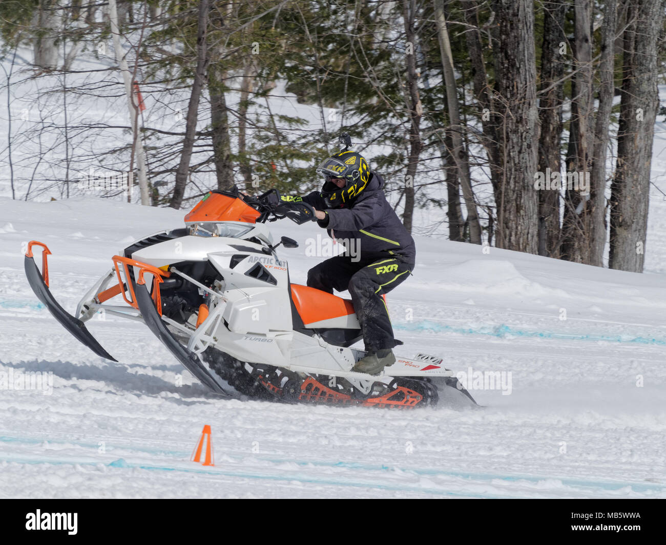 Québec, Canada 07/04/2018 Course de côte de motoneige organisée sur les pentes de ski Val Saint-Côme Banque D'Images