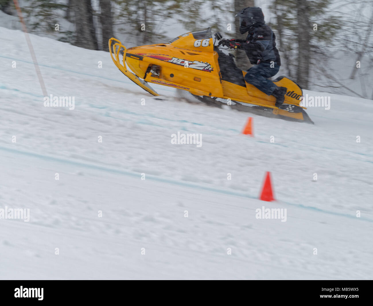 Québec, Canada 07/04/2018 Course de côte de motoneige organisée sur les pentes de ski Val Saint-Côme Banque D'Images