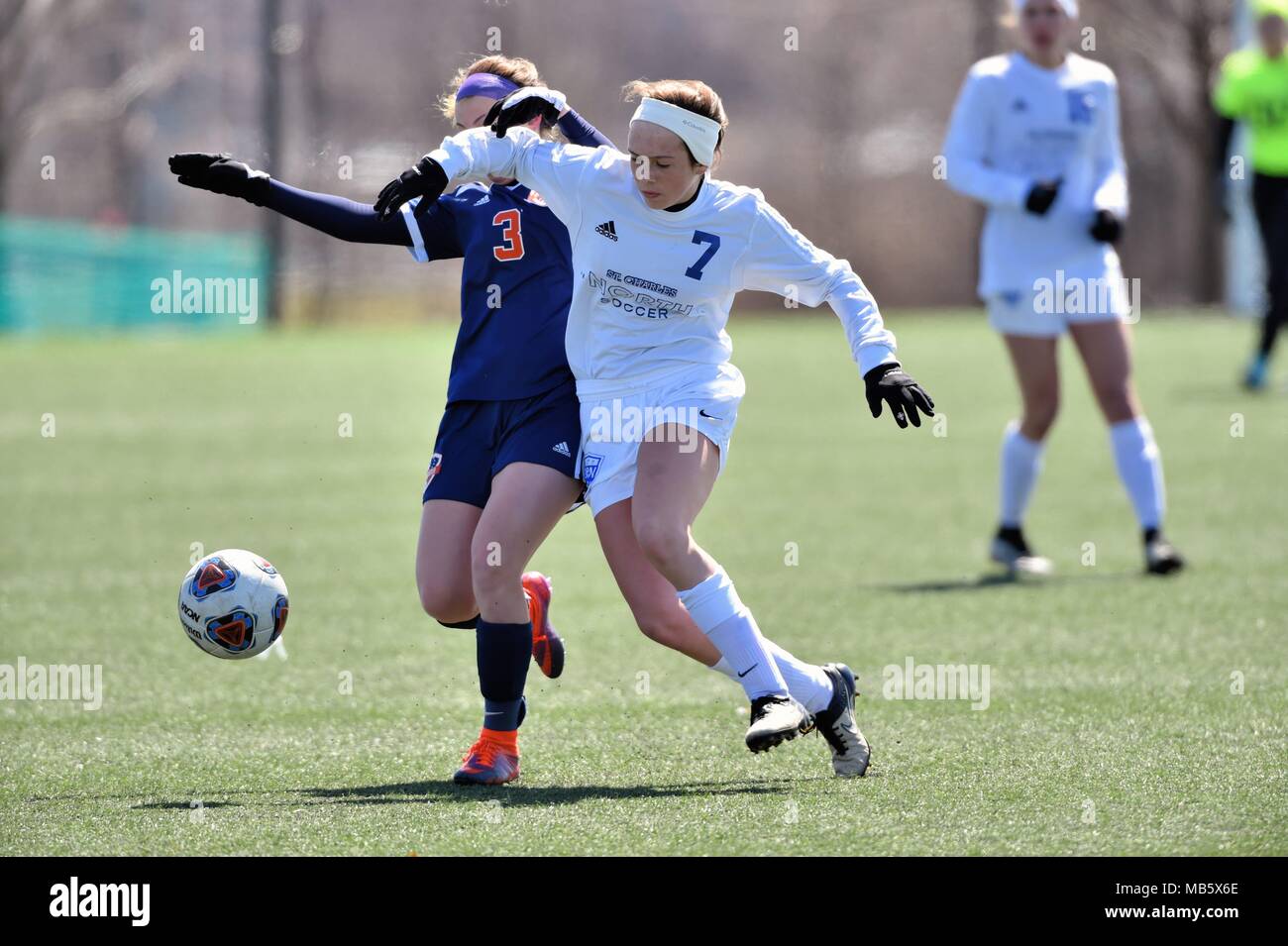 Les joueurs adverses se battant pour la possession du ballon lors d'un match de soccer. USA. Banque D'Images