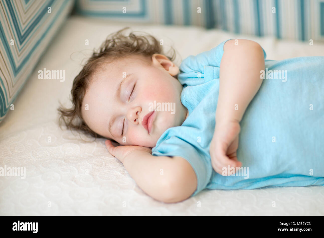 Portrait en gros plan d'une belle enfant endormi Banque D'Images