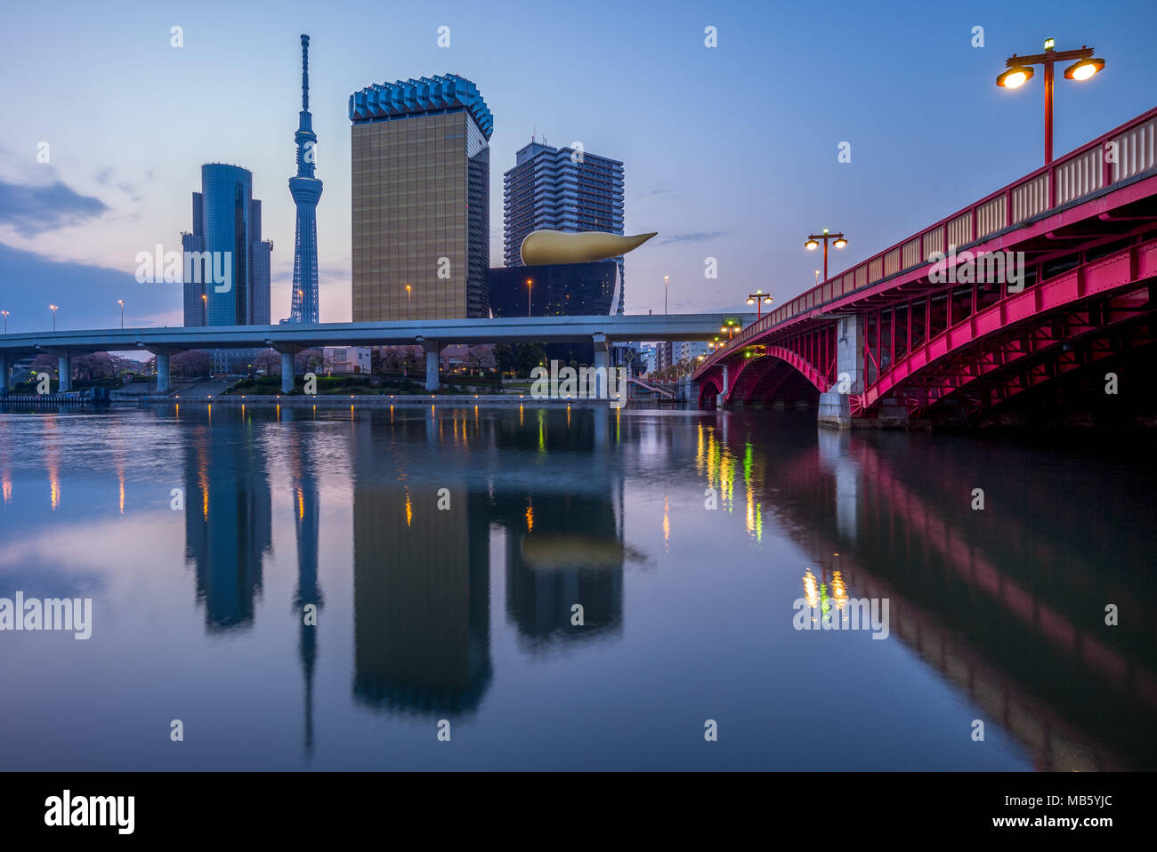 Skyline de la ville de Tokyo par la rivière à l'aube Banque D'Images