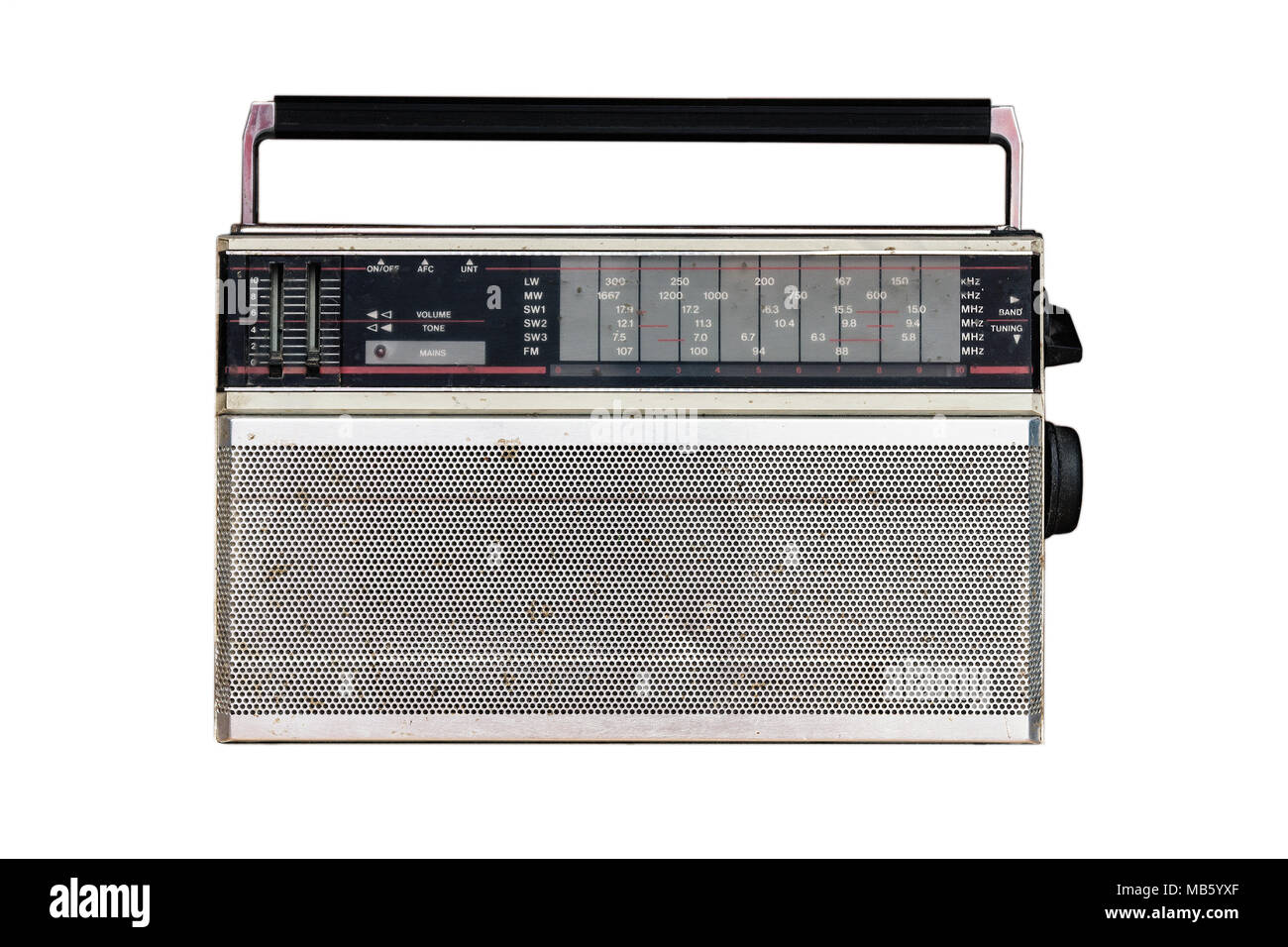 Dirty Old vintage radio analogique isolé sur fond blanc Banque D'Images