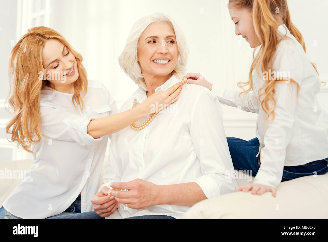Joyeux trois générations de femmes s'habillant à la maison Banque D'Images