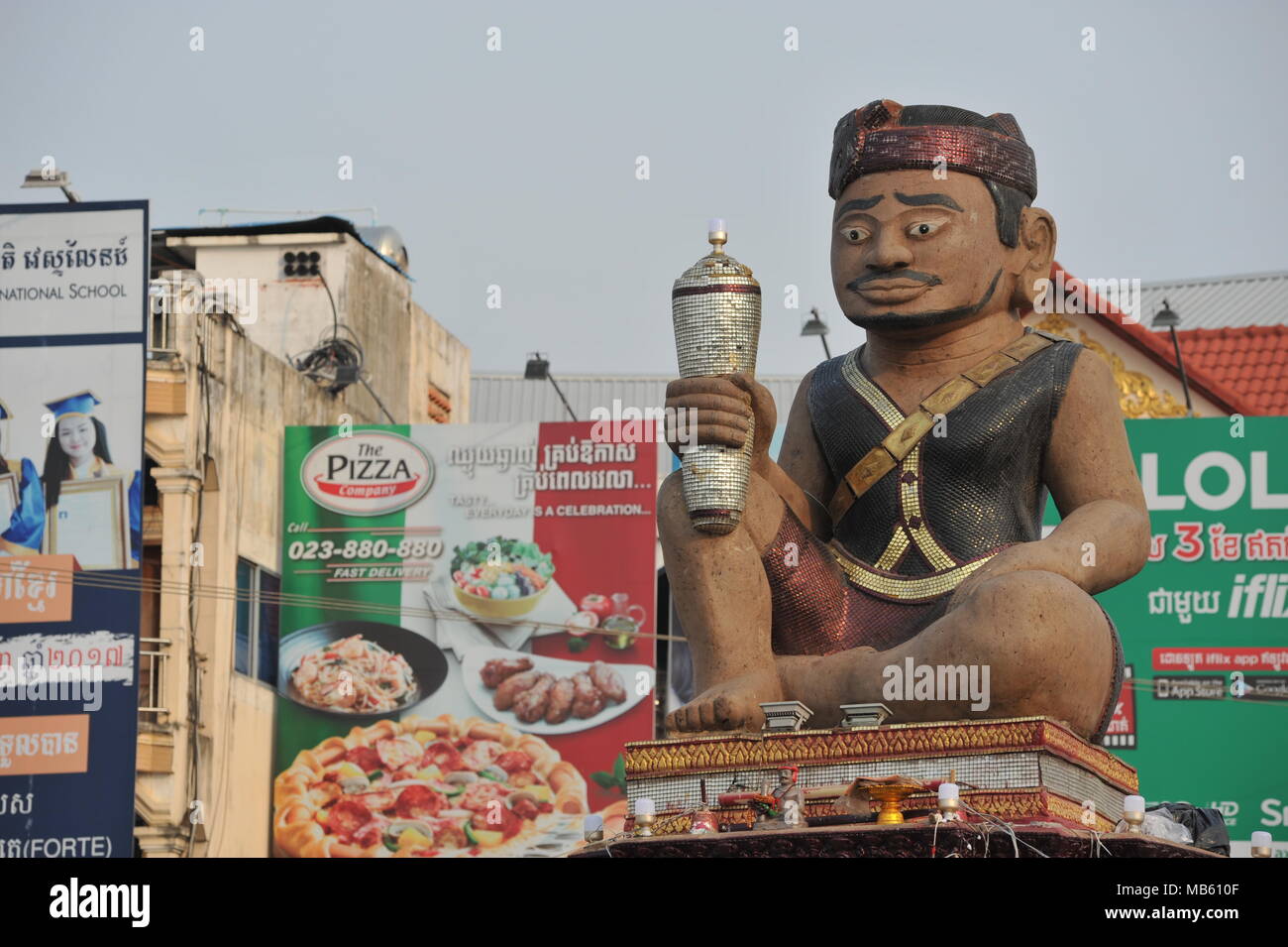 Statue bouddhiste avec panneau de pizza en arrière-plan, Takhmau, province de Kandal, Cambodge. Crédit : Kraig Lieb Banque D'Images Statue bouddhiste avec panneau de pizza en arrière-plan, Takhmau, province de Kandal, Cambodge. Crédit : Kraig Lieb Banque D'Images