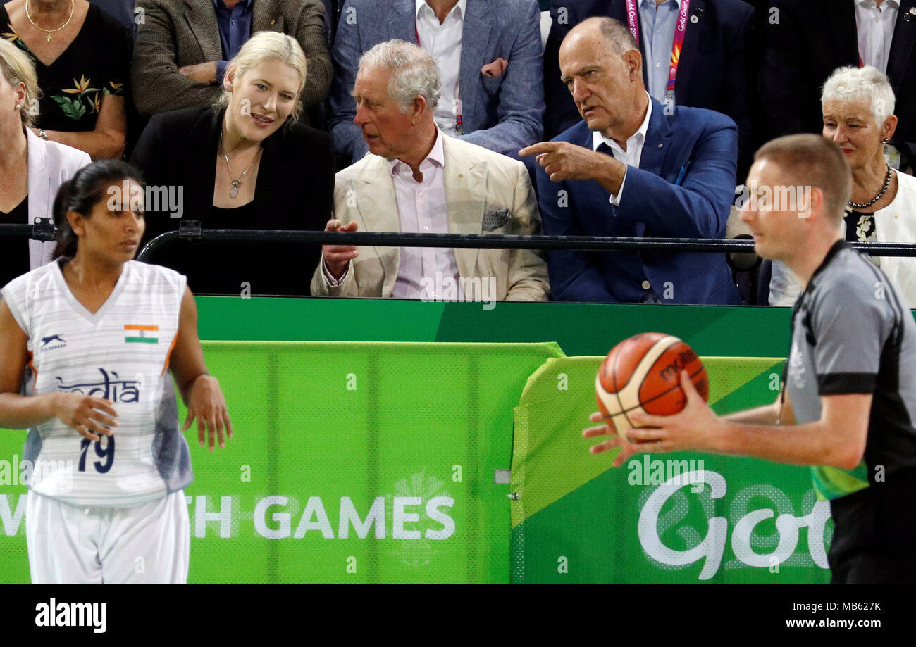 Le Prince de Galles (centre)regarde un match de basket-ball womens Jeux du Commonwealth entre la Nouvelle-Zélande et l'Inde à la Centre de conférences de Cairns, Australie. Banque D'Images