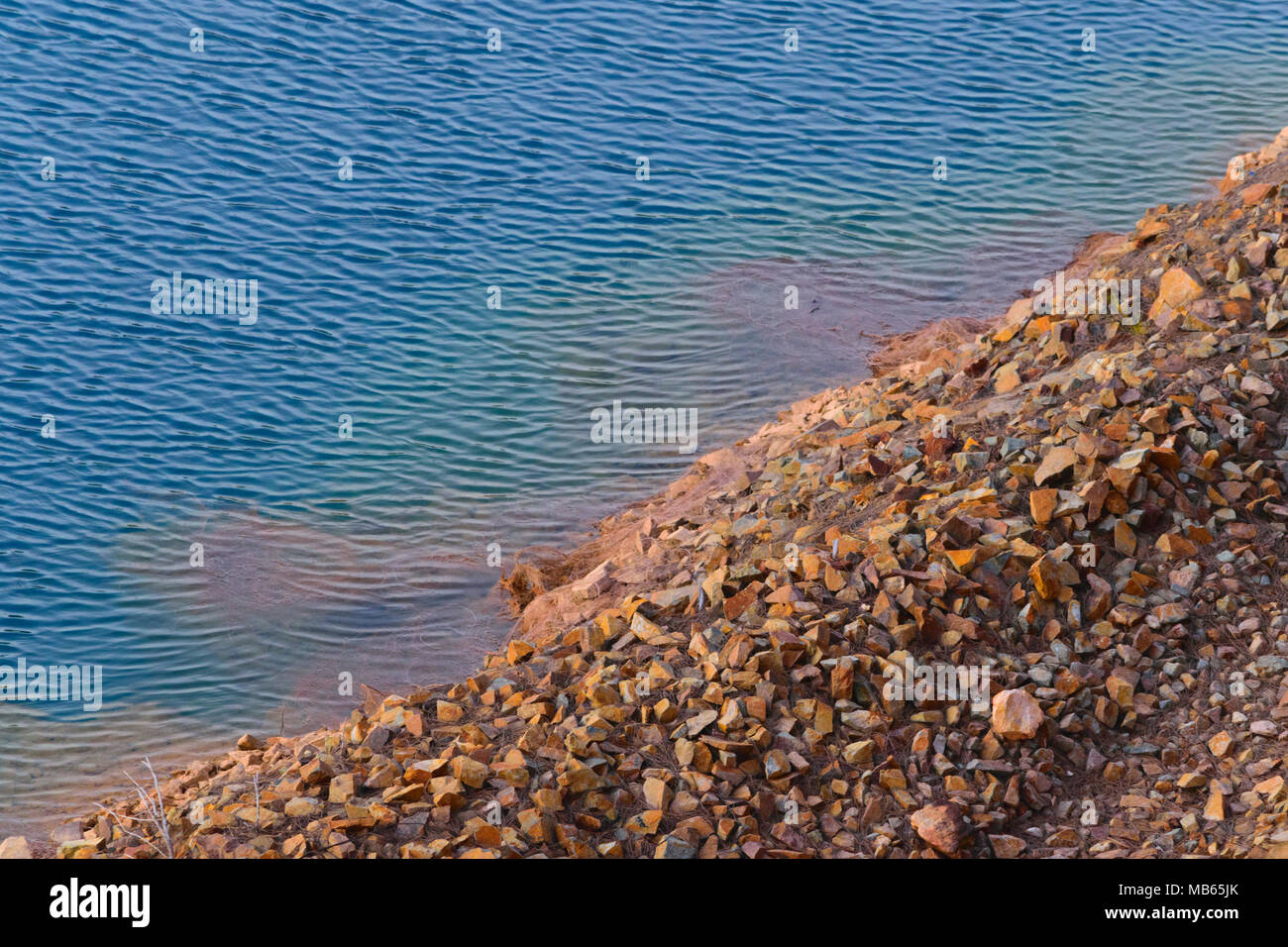 L'eau douce de couleur bleu sur le bord de Rocky Lake Banque D'Images