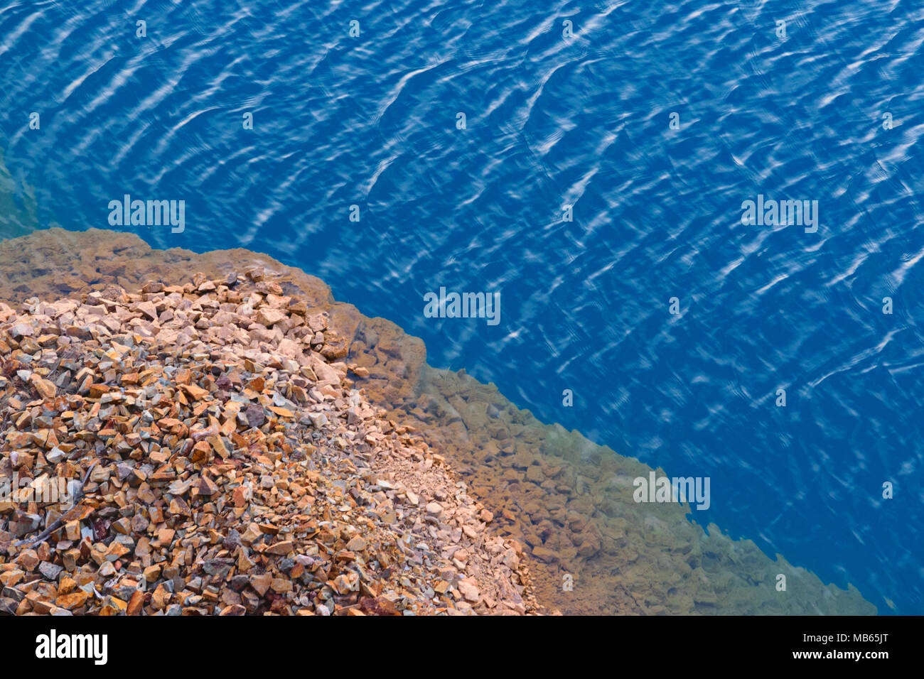 L'eau douce de couleur bleu sur le bord de Rocky Lake Banque D'Images