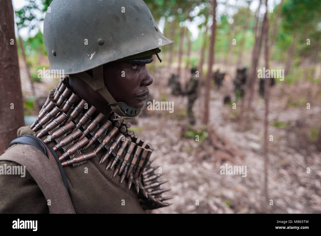 Un soldat des FARDC au cours du conflit entre le M23 et les forces gouvernementales de la RDC Banque D'Images