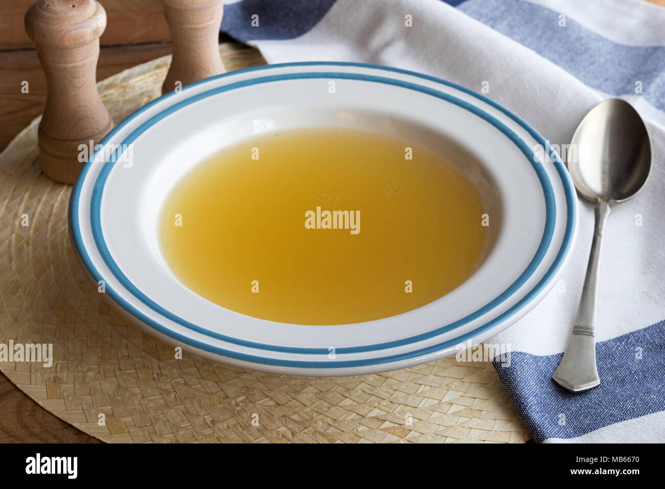 Bouillon d'os de poulet servi dans une assiette à soupe Banque D'Images