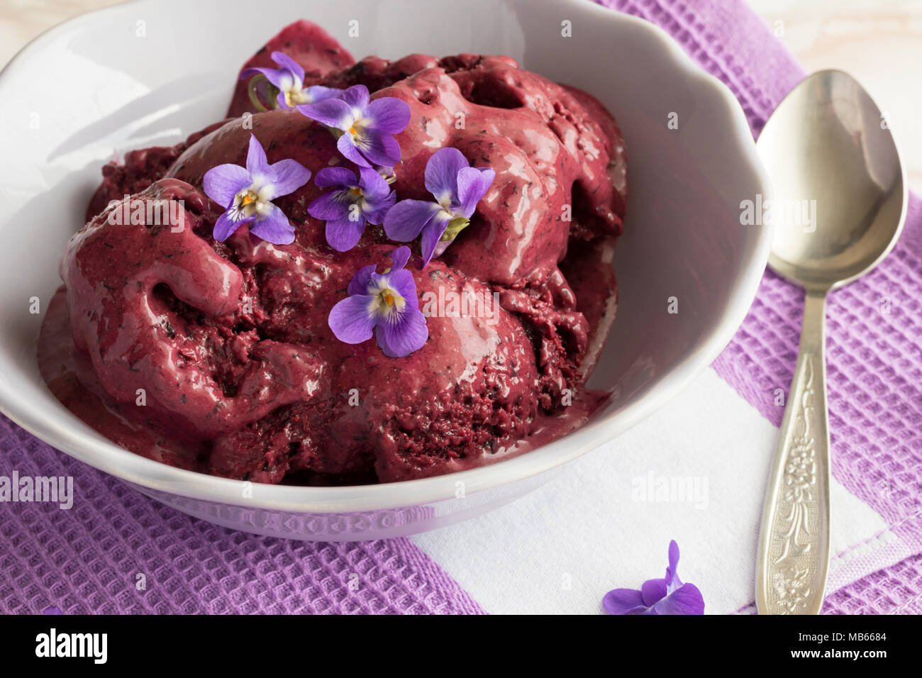 Glace à la myrtille faite maison avec des fleurs violettes Banque D'Images