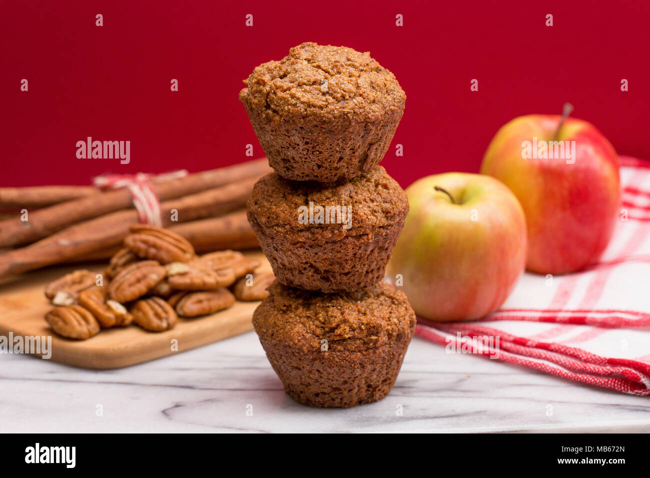 Pomme et Cannelle Muffins noix de pécan sur une pomme rouge fond Banque D'Images