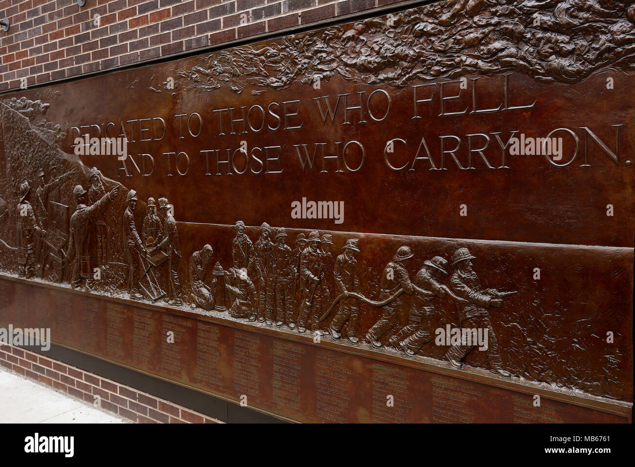 Le FDNY 343 Mur commémoratif en mémoire pour les braves pompiers qui ont été tués dans l'attaque terroriste du 11 septembre sur les deux tours de New York, USA. Banque D'Images