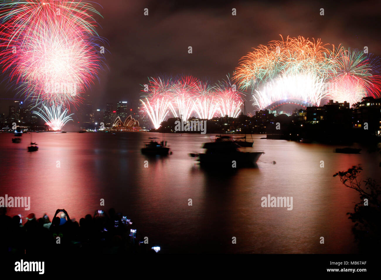 D'artifice du Nouvel An à Sydney : 8 tonnes d'artifices de définir le ciel sur le feu sur le port de Sydney avec l'Opéra et le Harbour Bridge, Sydney, Australie Banque D'Images