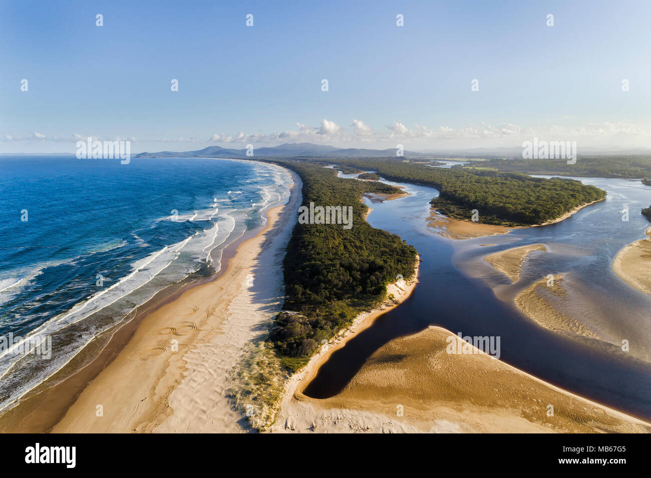 South Beach, dans parc national près de Nambucca Heads NSW régional ville et Warrell creek réunion des eaux à l'embouchure de la rivière à l'océan pacifique. Banque D'Images