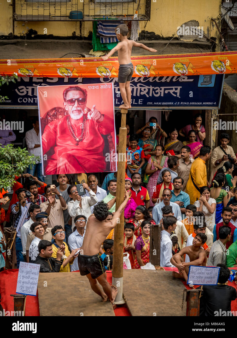 Mumbai, Inde - le 18 mars 2018 : les enfants non identifiés, Malkhamb effectuer un sport traditionnel indien, effectuer sur un poteau en bois,à l'occasion du Nouvel An hindou Banque D'Images