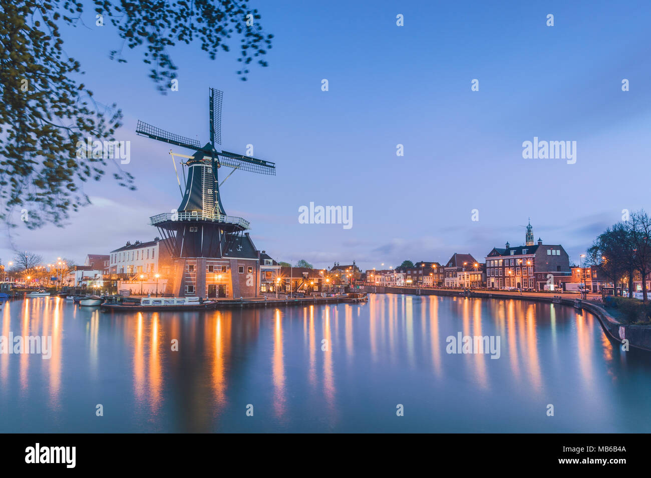Moulin De Adriaan reflète dans river Spaarne Haarlem aux Pays-Bas Hollande du Nord Banque D'Images