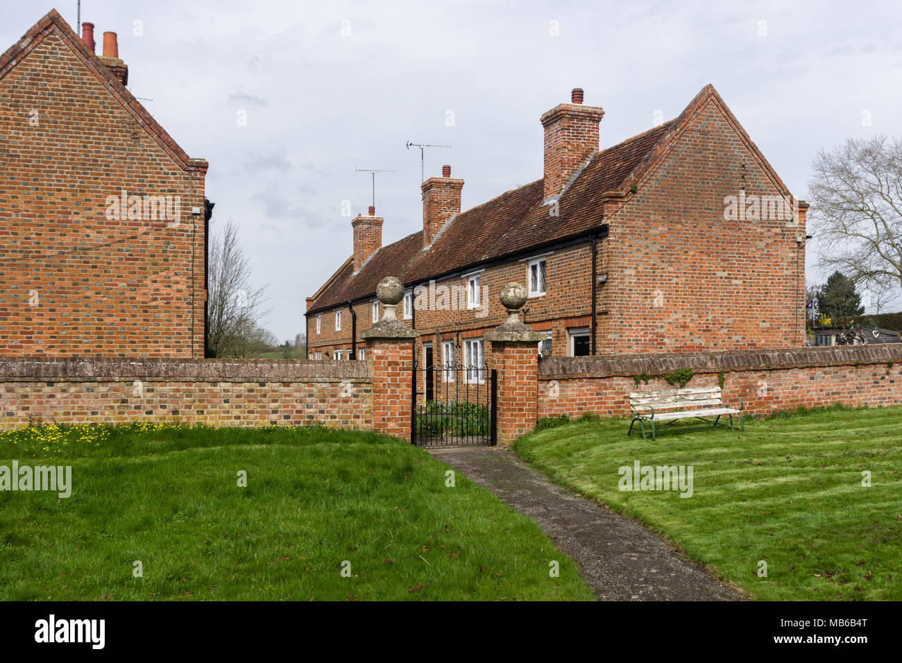 Deux rangées d'hospices du 17ème siècle dans le village de Ravenstone, España ; construit par Heneage Finch, 1er comte de Nottingham. Banque D'Images