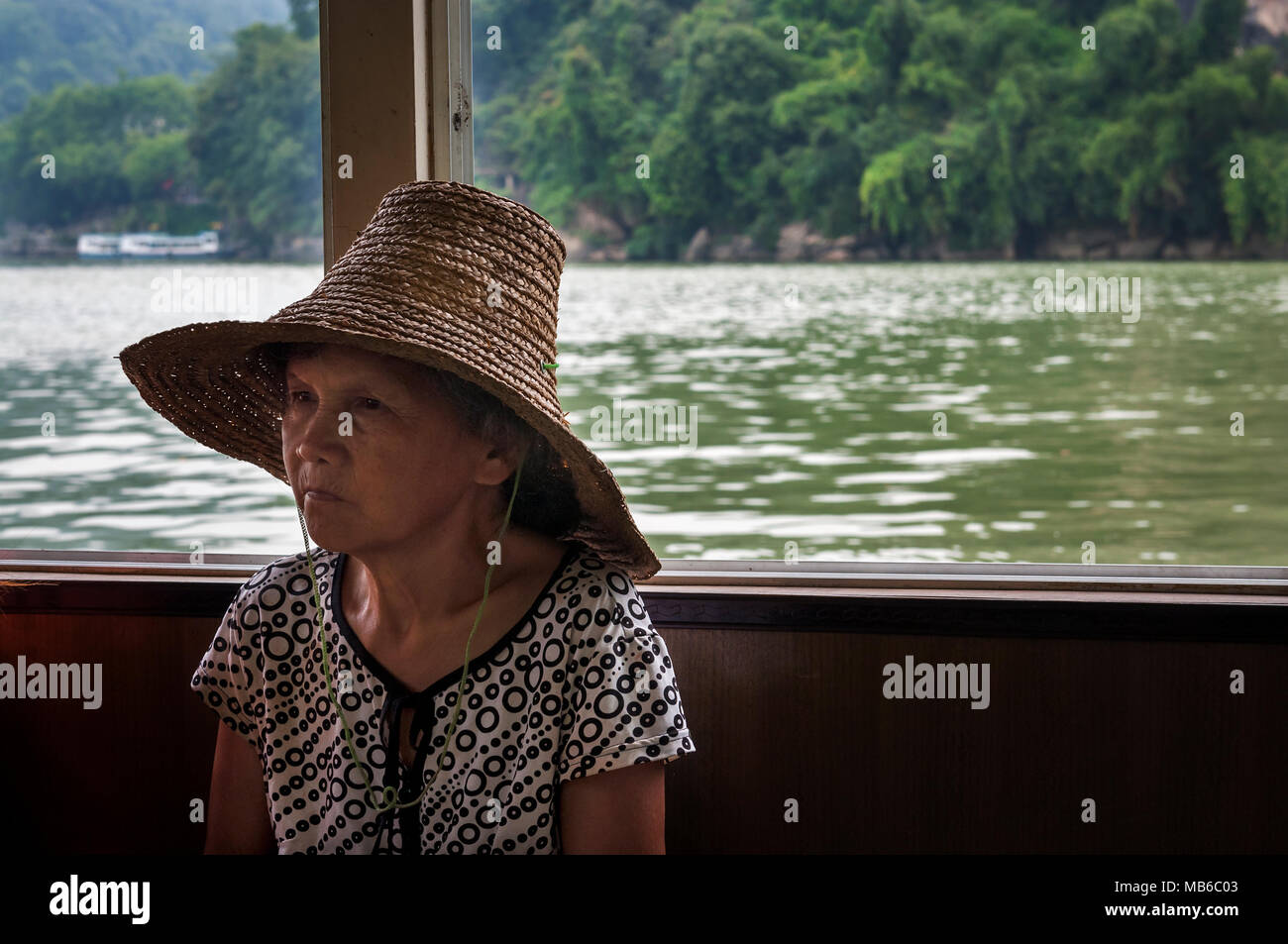 Yangshuo, Chine - le 2 août 2012 : femme chinoise voyageant en bateau dans la rivière Li, près de la ville de Yangshuo, en Chine. Banque D'Images