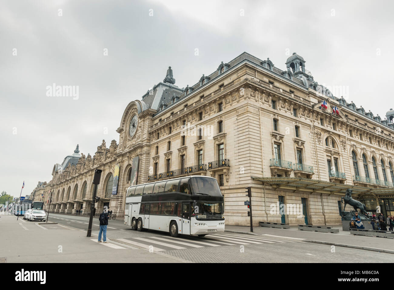 Un grand bus à impériale attend que son signal à l'extérieur du Musée dOrsay sur les rives de la Seine à Paris France Banque D'Images