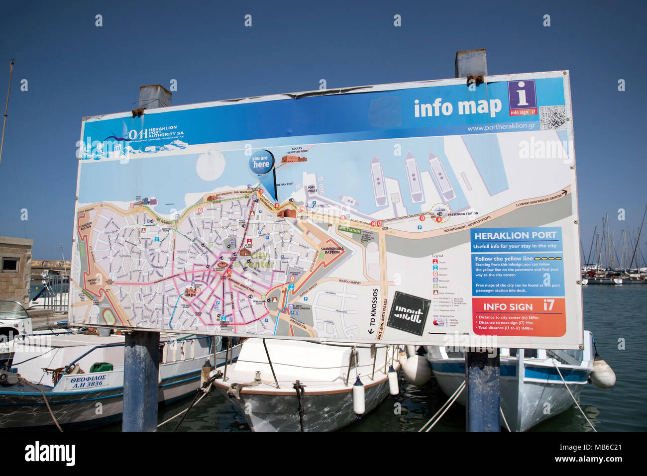 Le port d''Héraklion, Crète, Grèce. Le port de la carte d'information pour les touristes sur l'harbourside. 2017 Banque D'Images