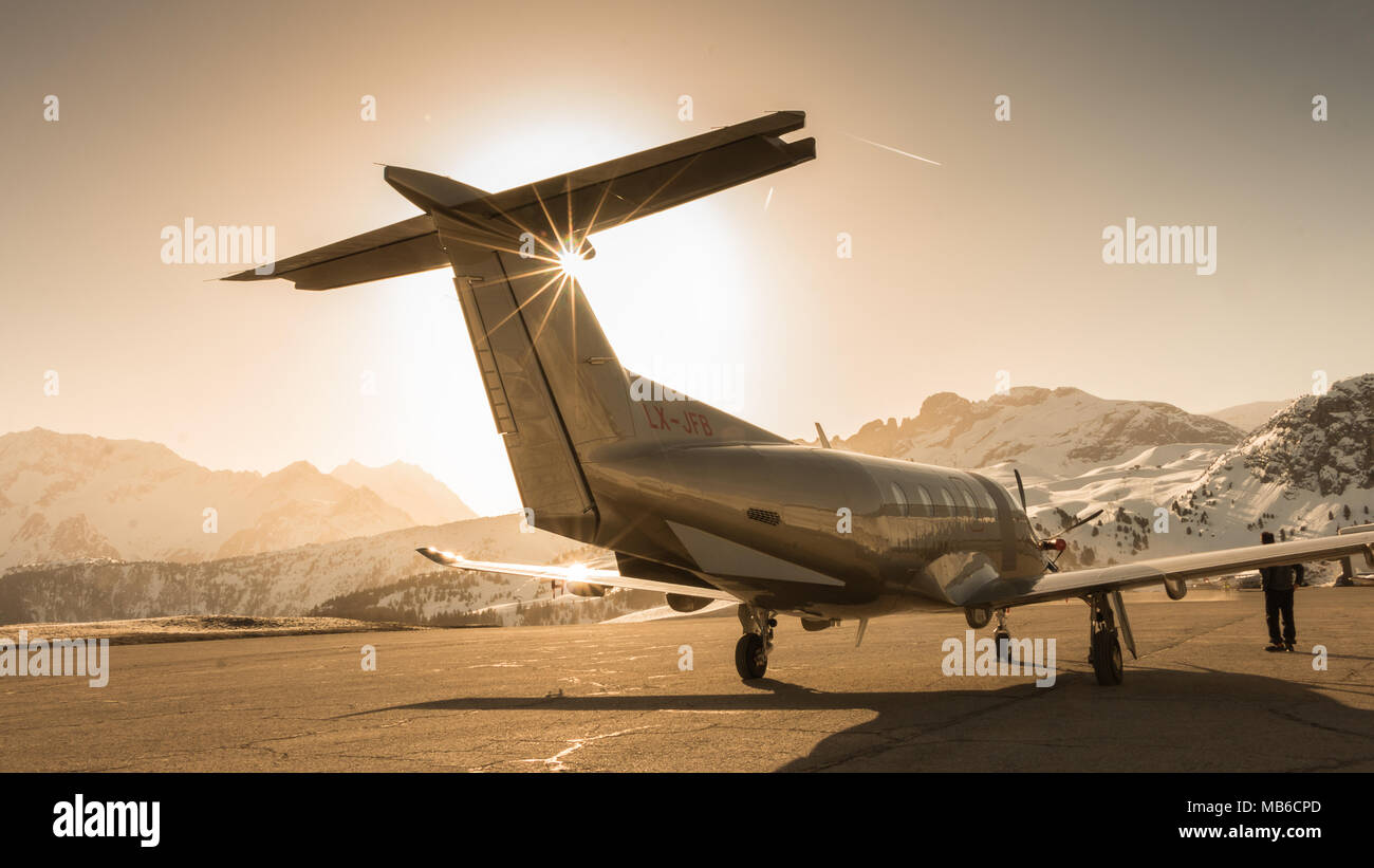 Lumière dorée sur un Pilatus PC-12 en avion l'aéroport de Courchevel dans les Alpes de France Banque D'Images
