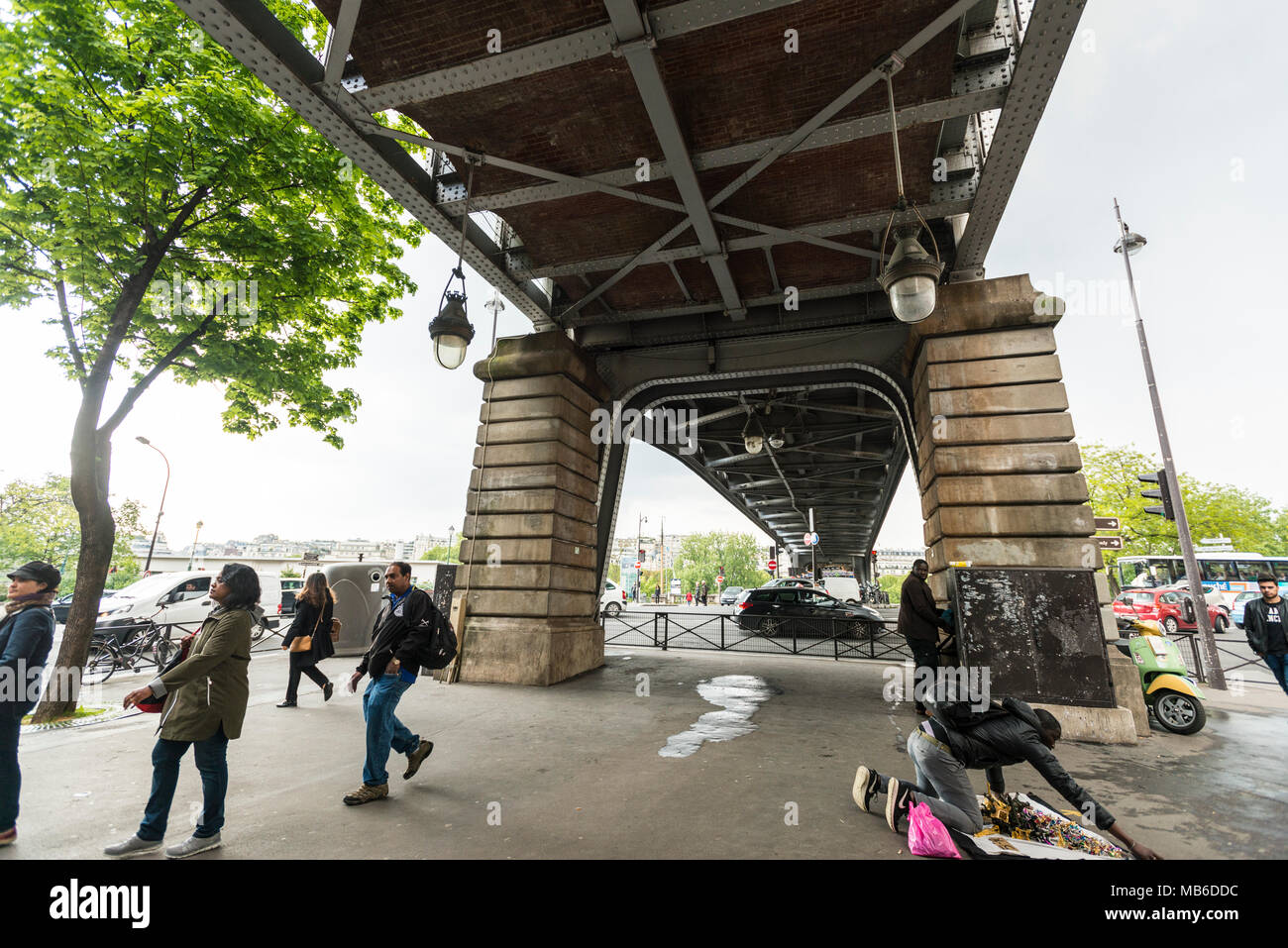 Autour du Boulevard de Grenelle, un buzz de touristes et de parisiens, comme son à peine 4 minutes de la Tour Eiffel. Banque D'Images