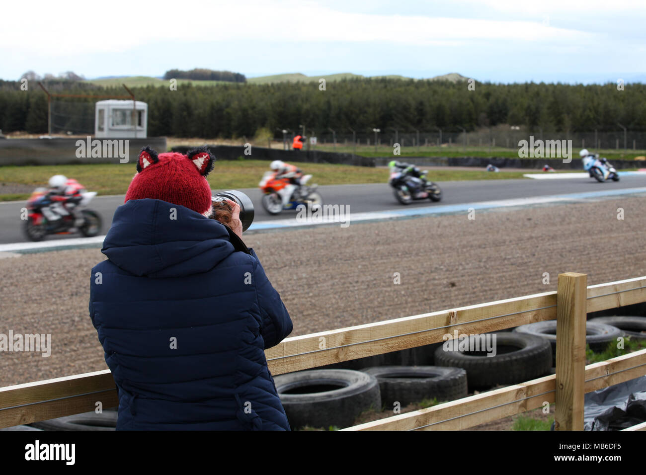 Une femme photographe de prendre des photos de la course de moto course knockhill en circuit dans le Fife, Scotland Banque D'Images