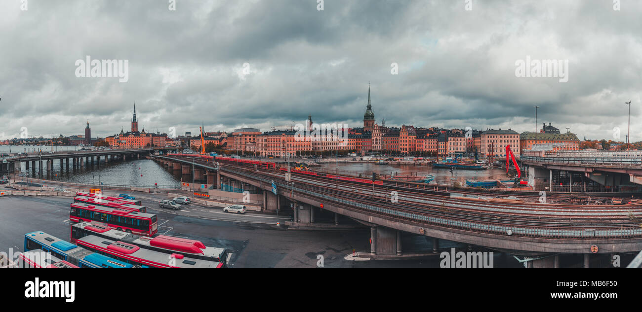 Vue panoramique sur une journée d'automne à Stockholm avec les travaux de construction en cours à Slussen avec les barges et les machines virtuelles Banque D'Images