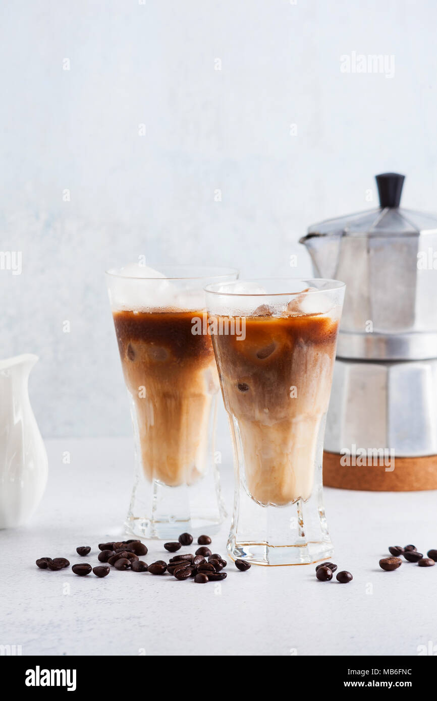 Préparer le café froid sur la table. pot de café dans l'arrière-plan Banque D'Images