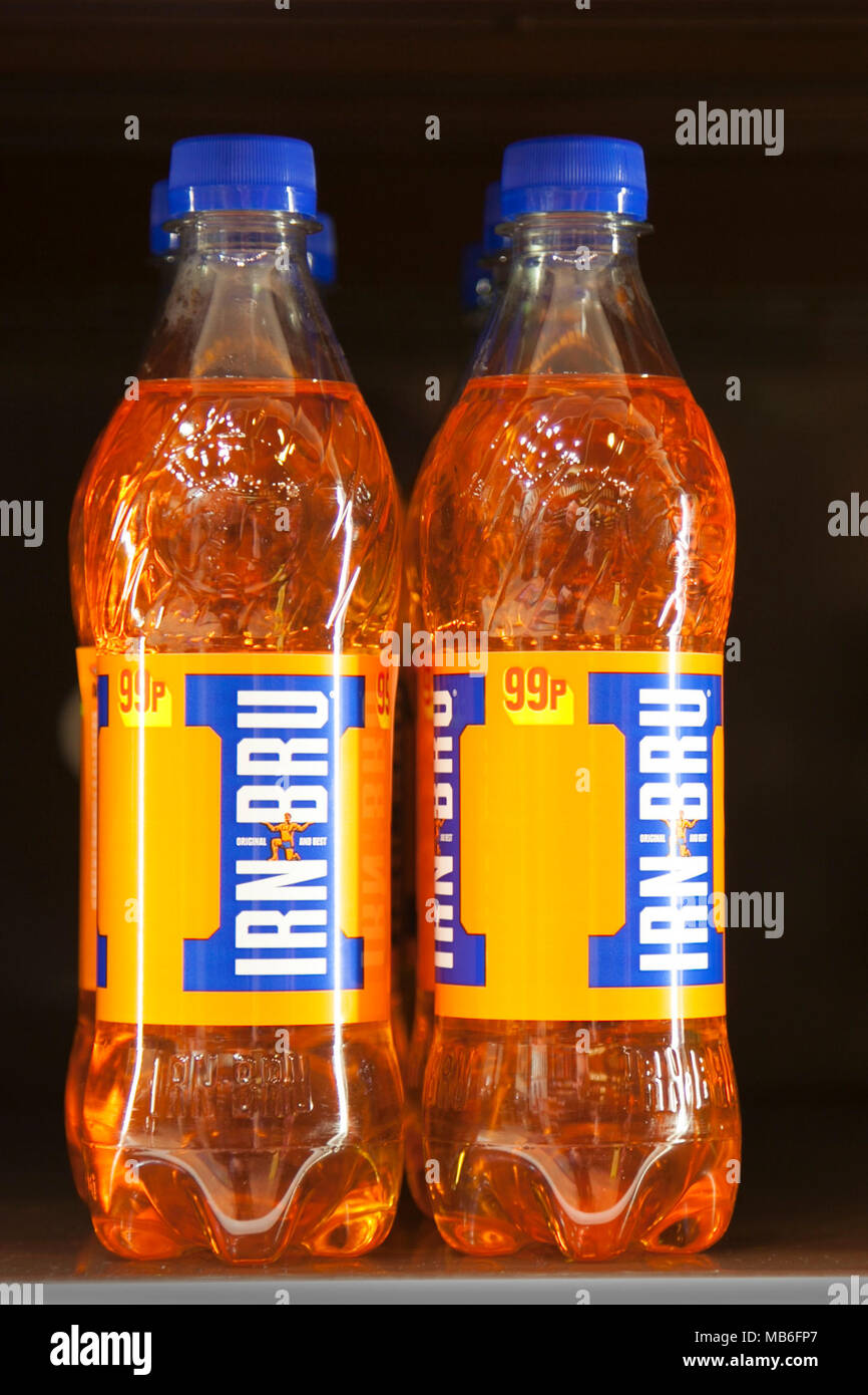 L'IRN BRU boissons bouteilles ; Bonbons & confiserie produits sucrés maintenant soumis à l'impôt sur le sucre, de contrôler l'obésité. Banque D'Images