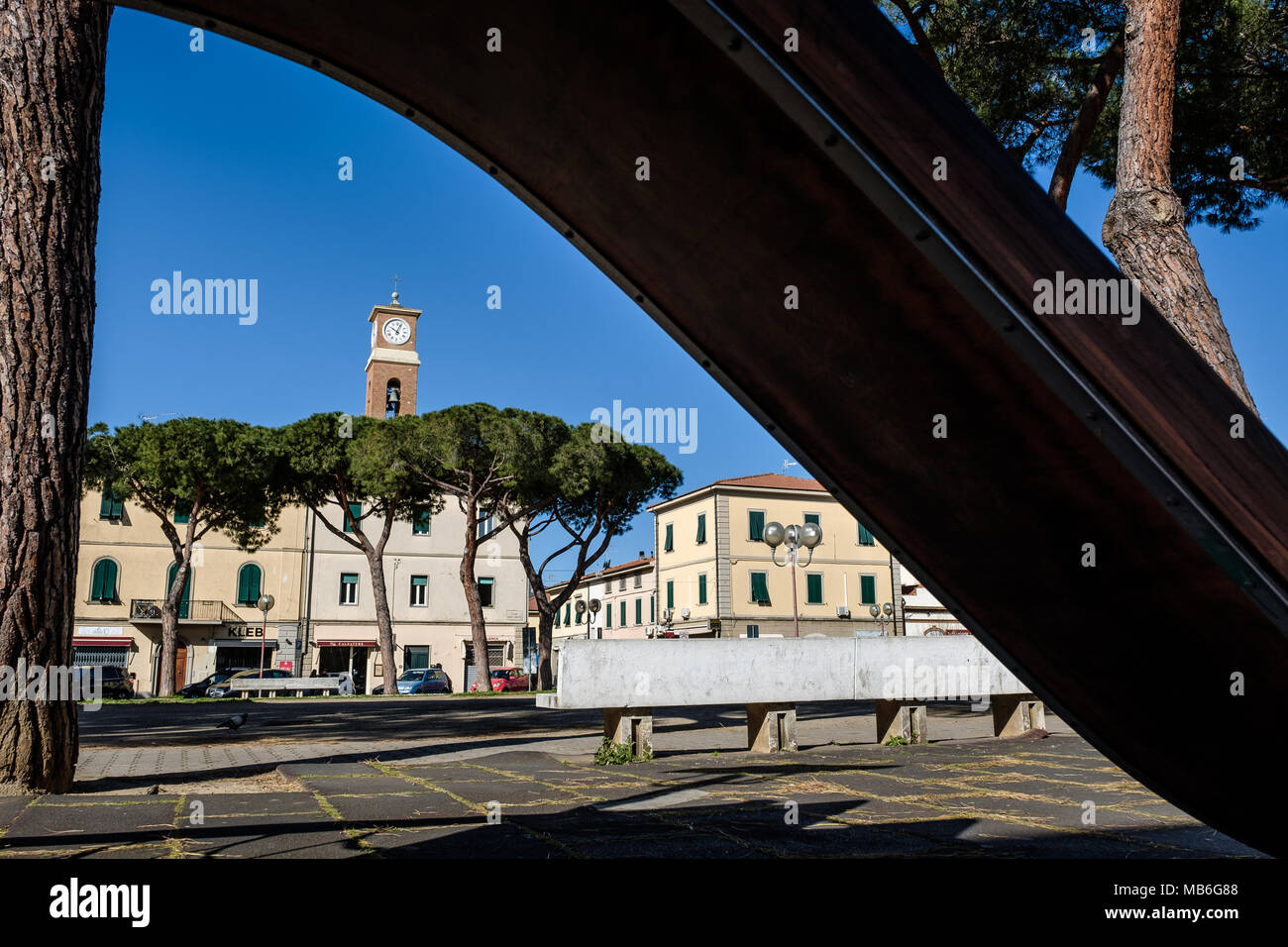 CECINA, Toscane, Italie - 31 mars 2018 : piazza Carducci mieux connu aussi comme la place de l'enfant avec le parc pour s'amuser et à l'arrière-plan e Banque D'Images