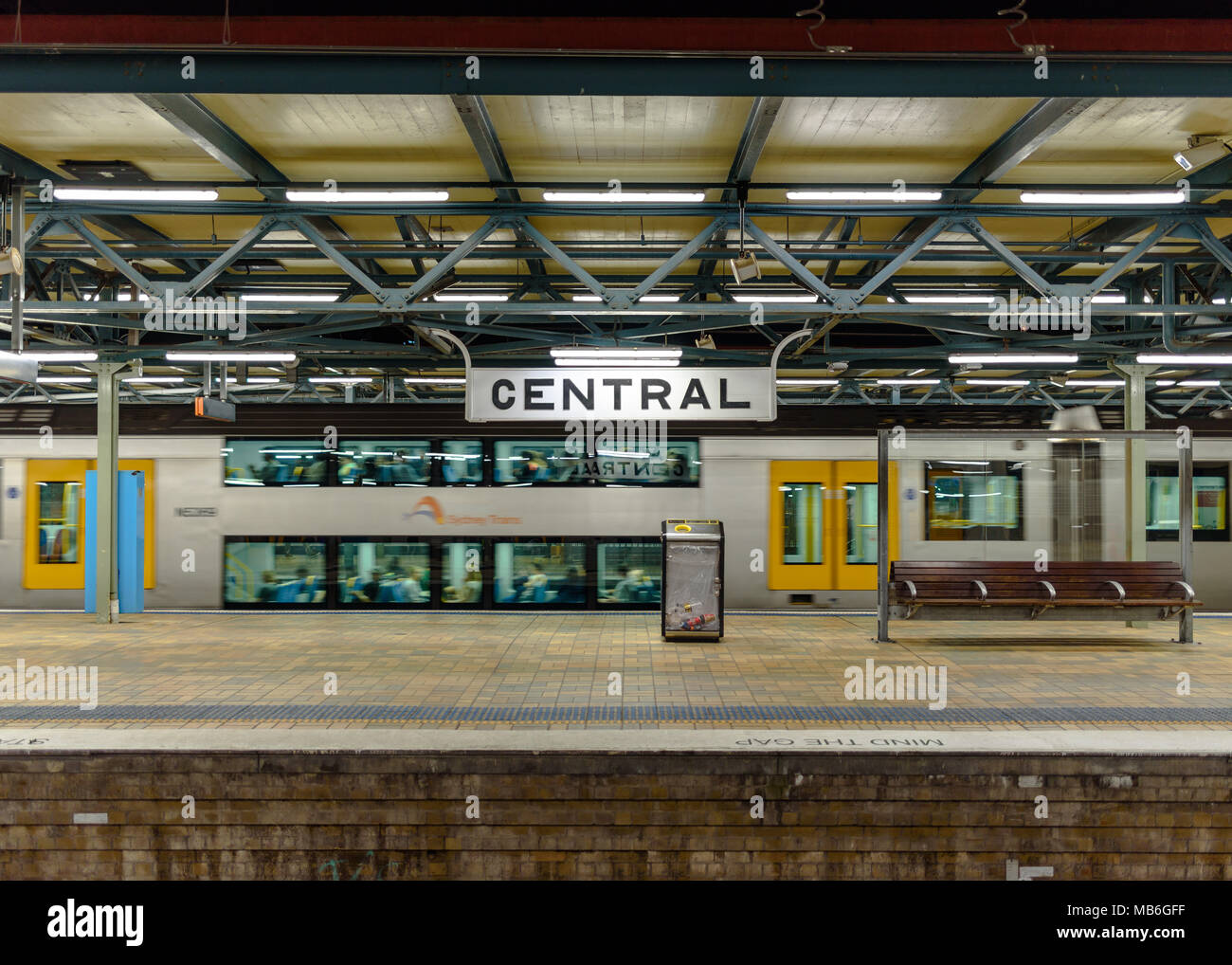 Un train part de la Gare Centrale de Sydney la nuit Banque D'Images