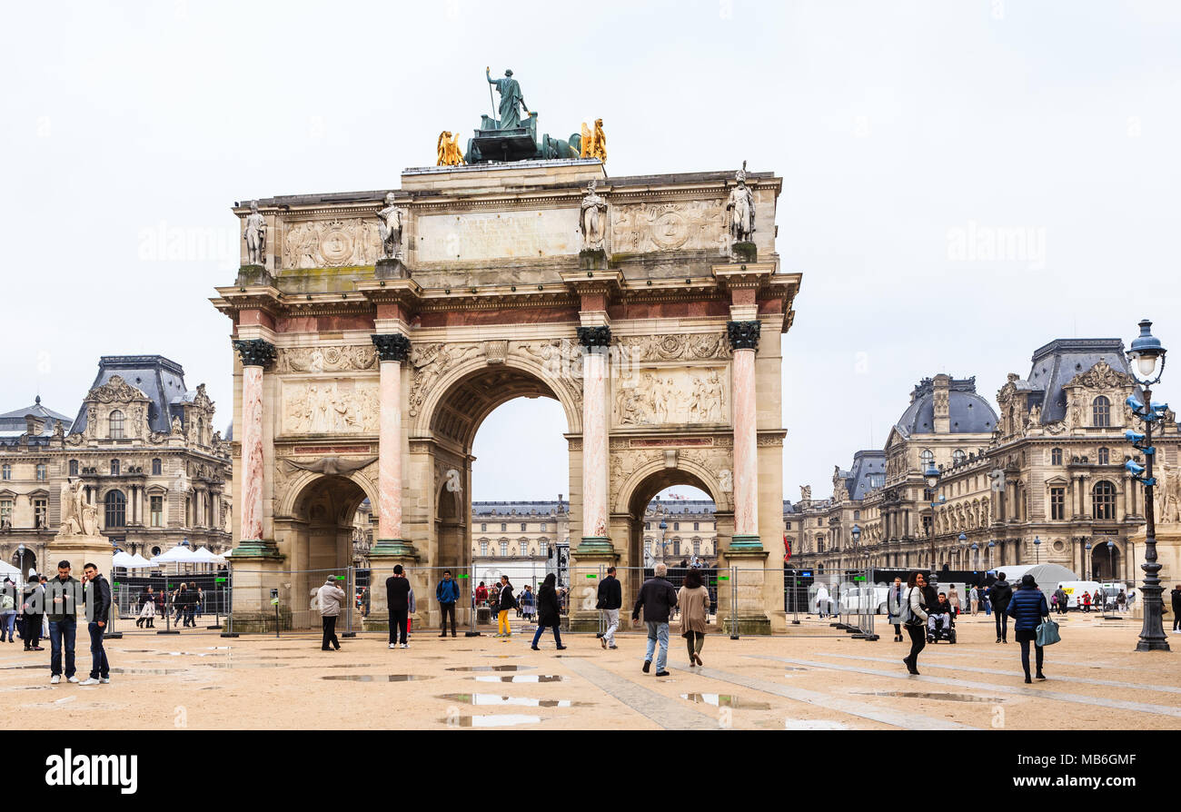 L'Arc de triomphe du Carrousel est un arc de triomphe à Paris, situé dans la place du Carrousel. Banque D'Images