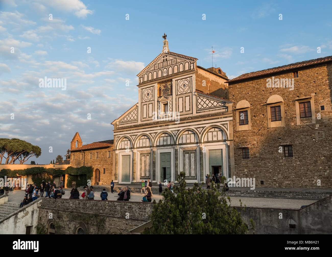 FLORENCE, ITALIE - 28 octobre 2014 : l'église de San Miniato al Monte dans les derniers rayons du soleil le 28 octobre, 2014. Banque D'Images