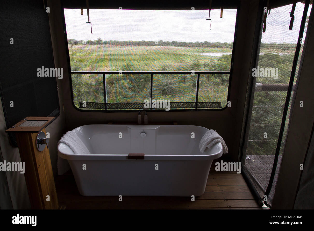 Salle de bains à l'Œil de l'éléphant Safari Camp dans le parc national de Hwange, Zimbabwe. La salle de bain donne sur la plaine. Banque D'Images