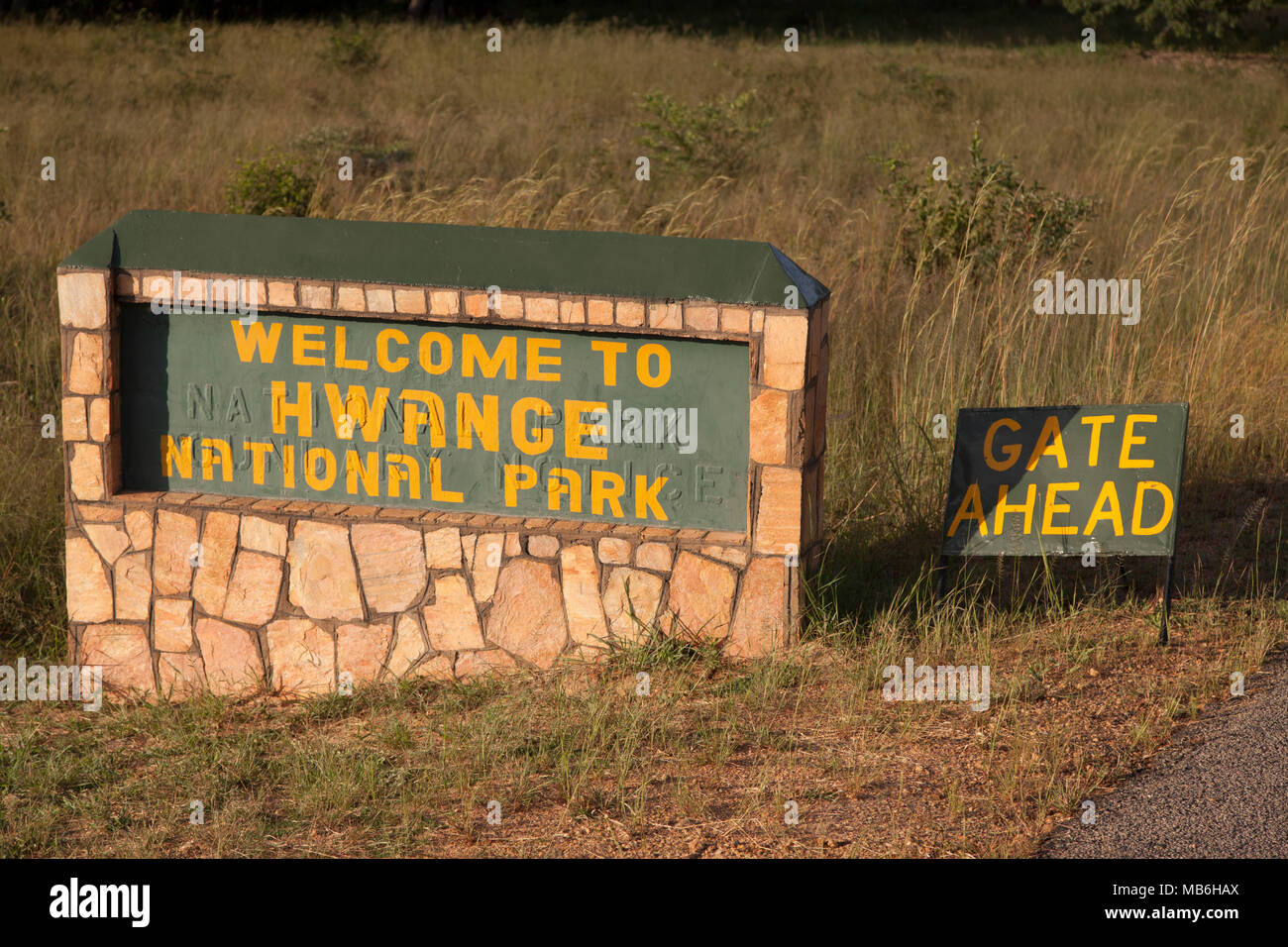 'Bienvenue dans le parc national de Hwange' signe en parc national de Hwange au Zimbabwe. Le signe est par une route. Banque D'Images