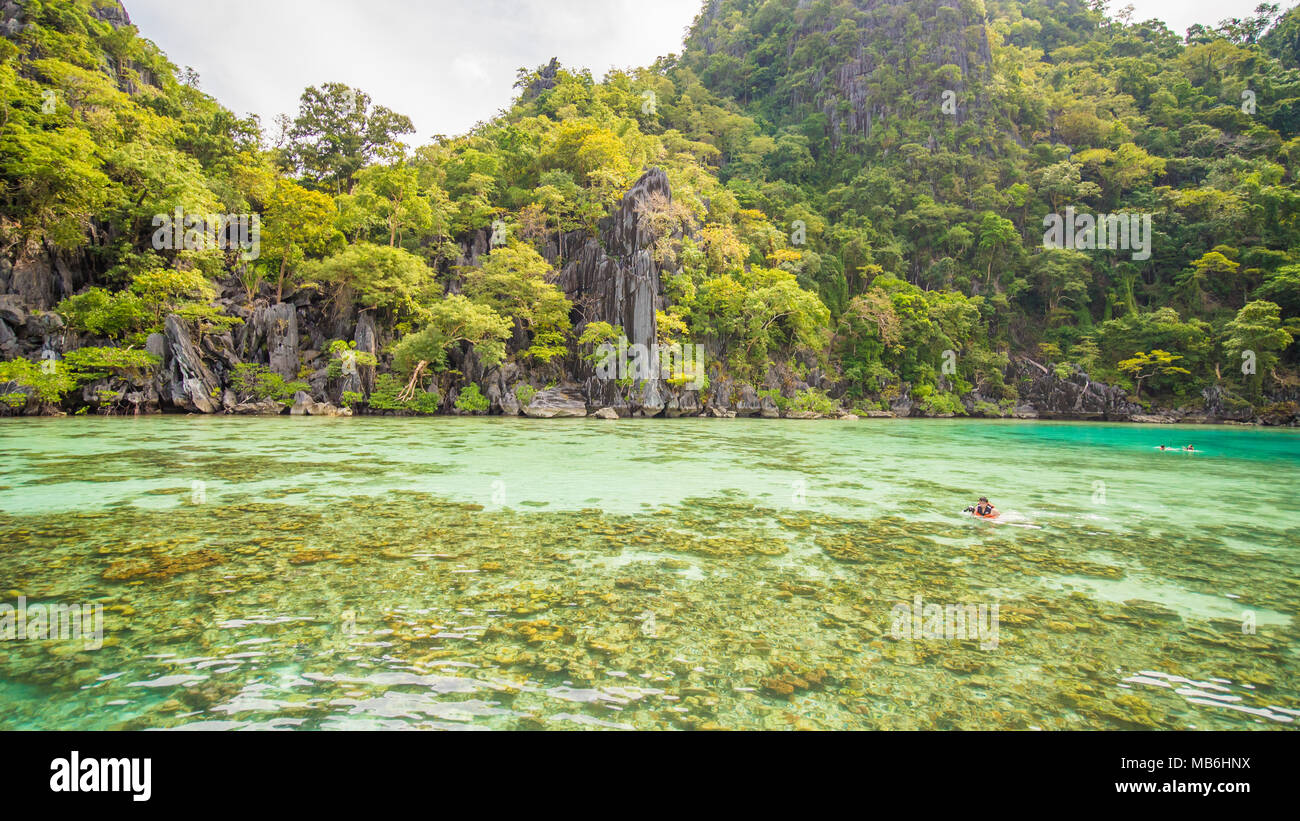 Twin Lagoon en Coron, Palawan, Philippines. Sur la montagne et la mer. Seul Bateau. Bureau d'A. Banque D'Images