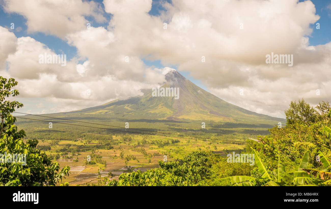 Volcan Mayon dans Legazpi, Philippines. Volcan Mayon est un volcan actif et l'augmentation de 2462 mètres des rives du golfe d'Albay. Banque D'Images