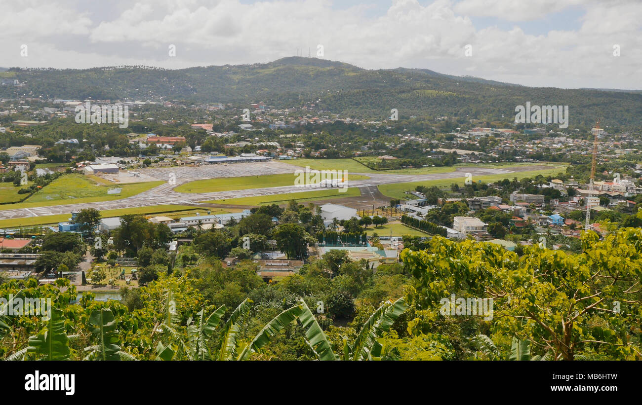 Panorama de la ville de Legazpi en arrière-plan de l'aéroport. L'île de Luçon, aux Philippines. Banque D'Images